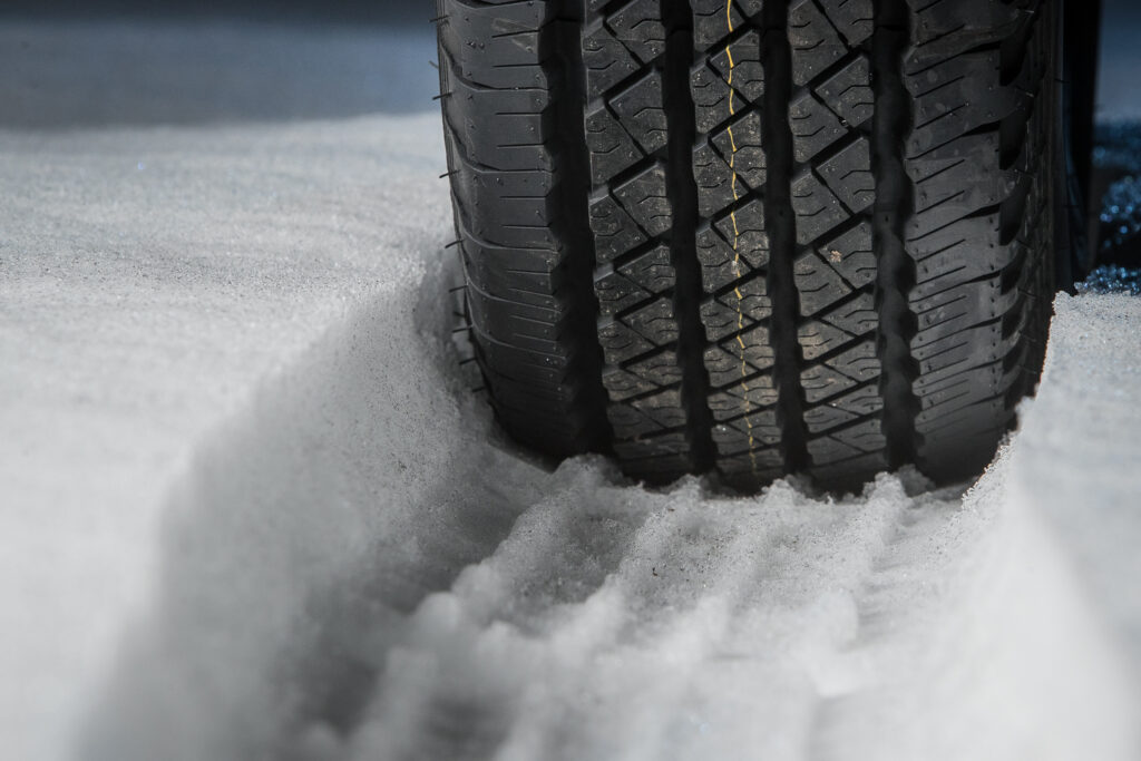オールシーズンタイヤは降雪路と氷結路での制動距離は？